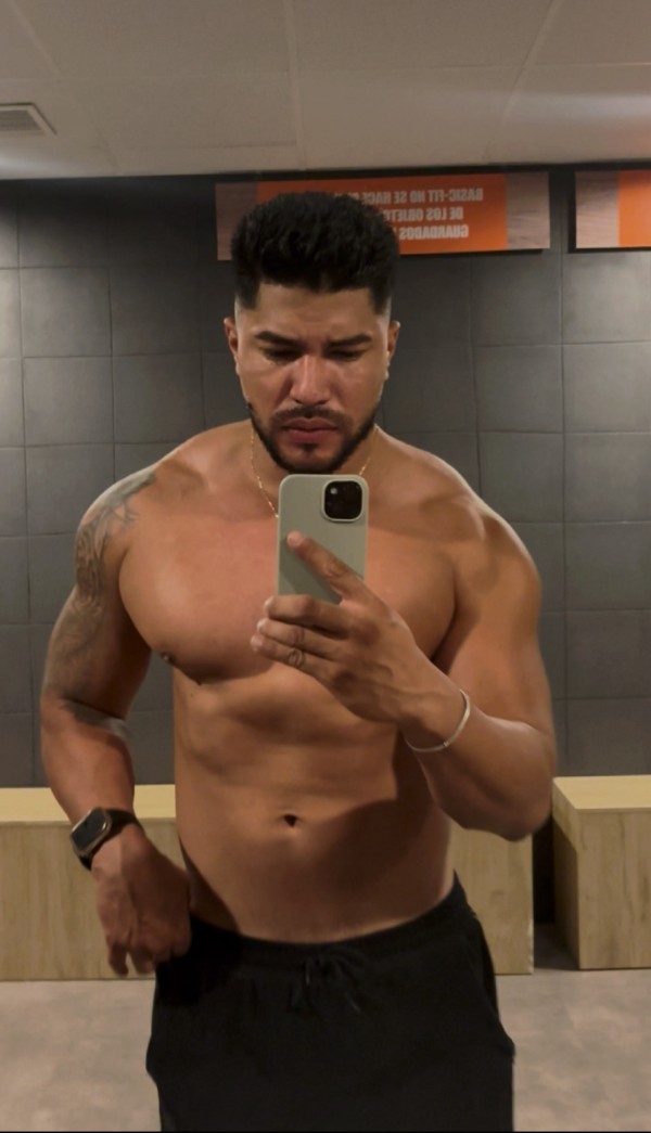 Latino musculoso