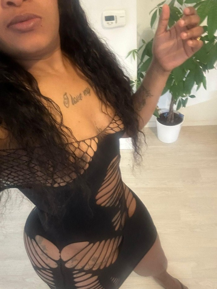 una latina muy caliente recien llegada a manresa