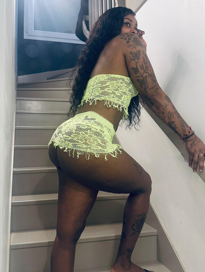 una latina muy caliente recien llegada a manresa