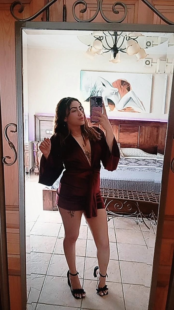 Jovencita experta en placer complaciente