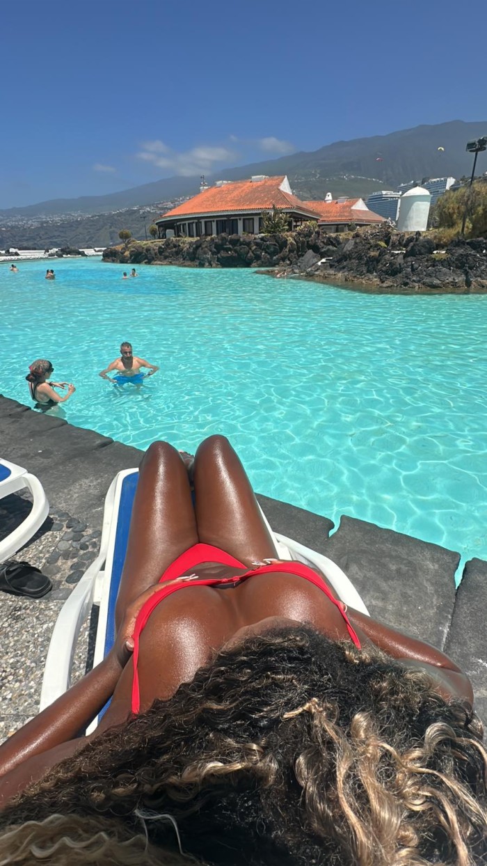 Natasha Campbell – Morena de Oro, feminidad, elega