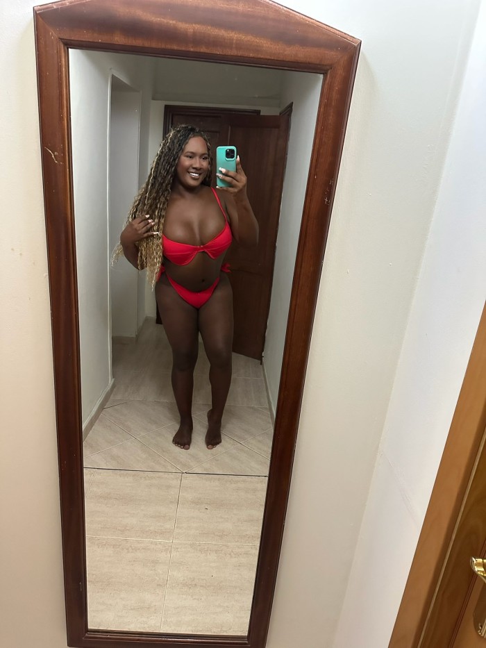 Natasha Campbell – Morena de Oro, feminidad, elega
