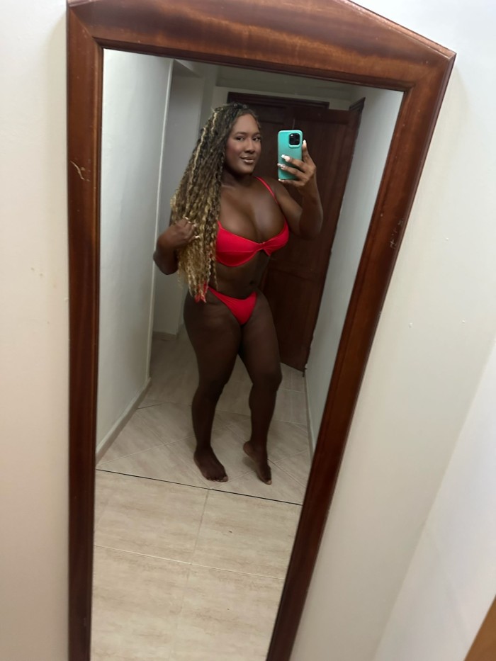 Natasha Campbell – Morena de Oro, feminidad, elega