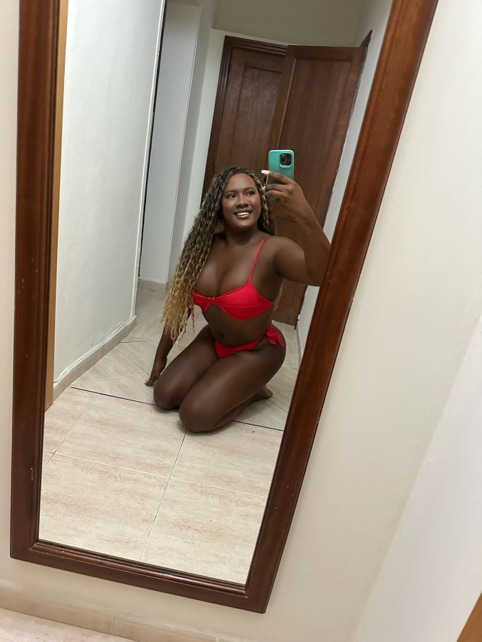 Natasha Campbell – Morena de Oro, feminidad, elega