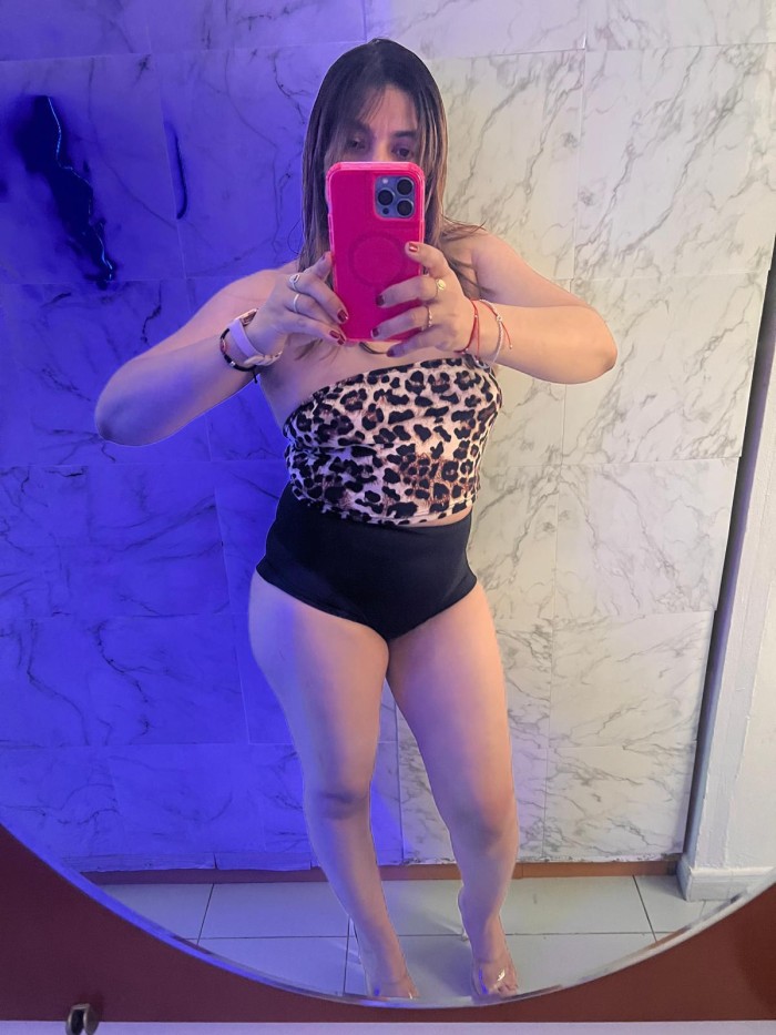 Emi jovencita completa cariñosa viciosa fiestera en palafrugell