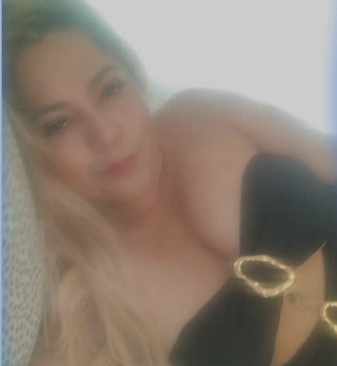 FERNANDA BRASILEÑA JUGUETONA FIESTERA EN DON BENITO