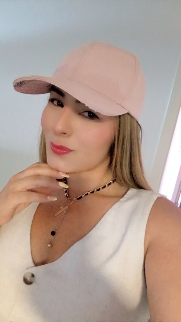 Tú chica guarra de cuerpo natural que le encanta chuparla sin restricciones