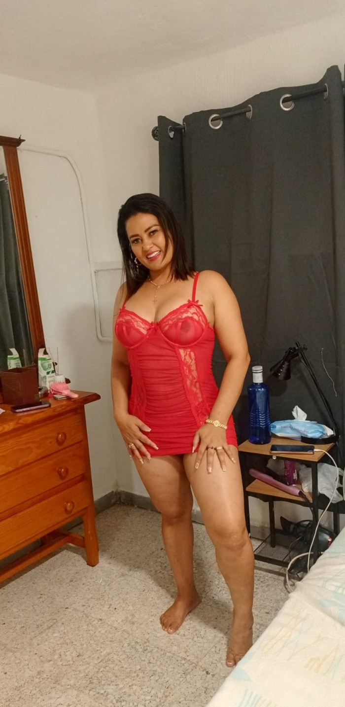 BELLA Y SEXY LATINA CON CURVAS DE ESCÁNDALO