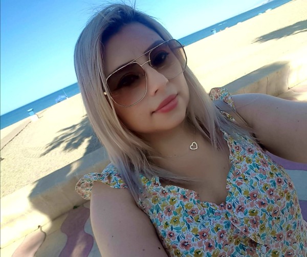 Tyfani rubia morbosa fiestera y cachonda