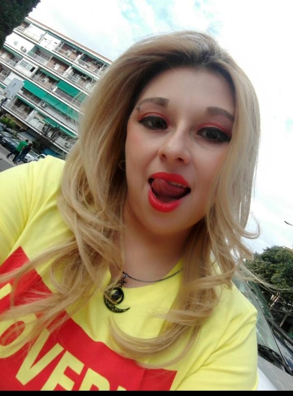 Tyfani rubia morbosa fiestera y cachonda