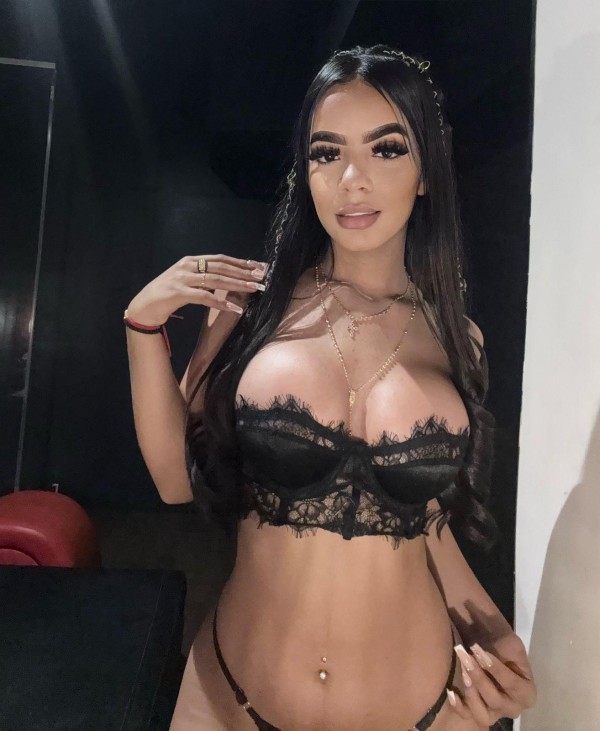 JOVENCITA MUY CACHONDA QUE LE ENCANTAN LAS POLLAS