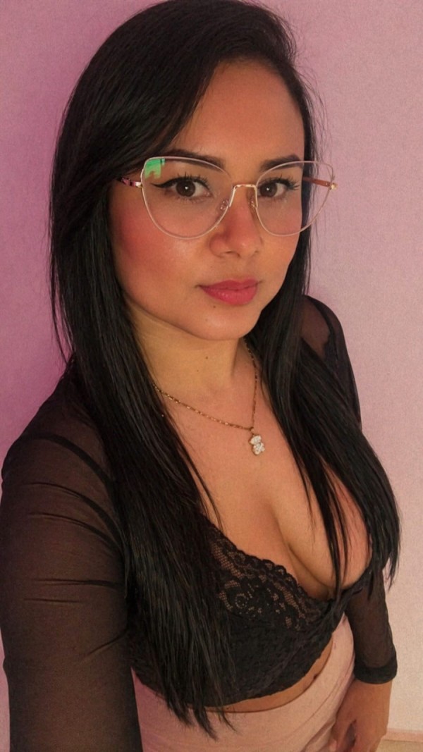 SARA MUY CALIENTE EN LA CAMA