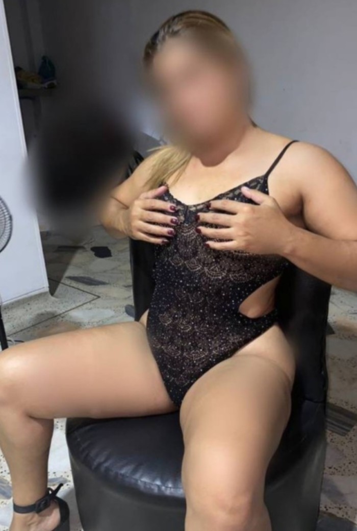 MADURITA BESUCONA  MUY CALIENTE EN JAEN