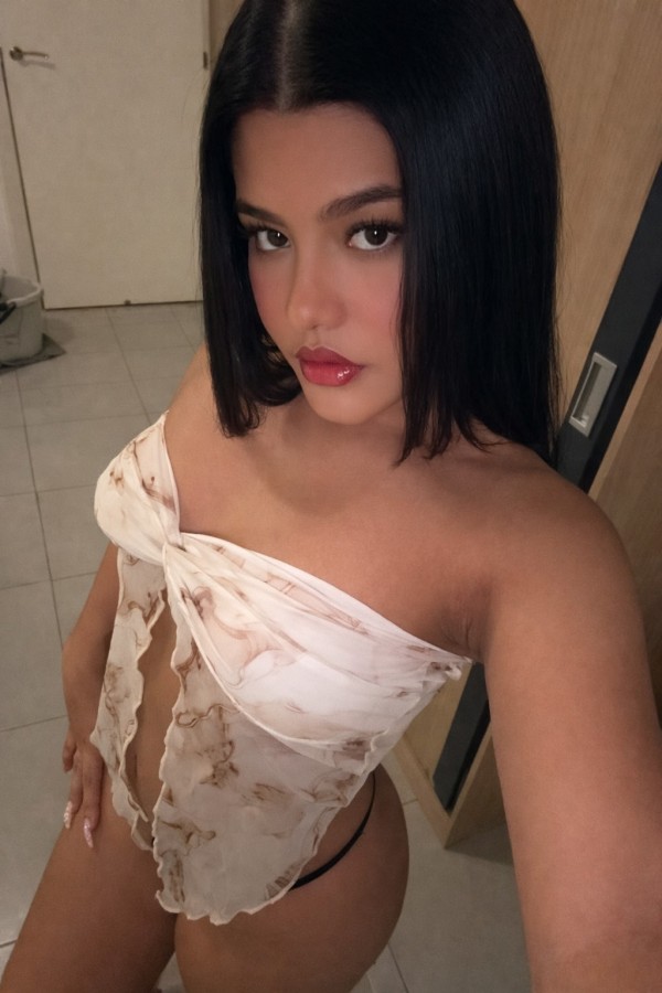 Jovencita muy divertida y complaciente