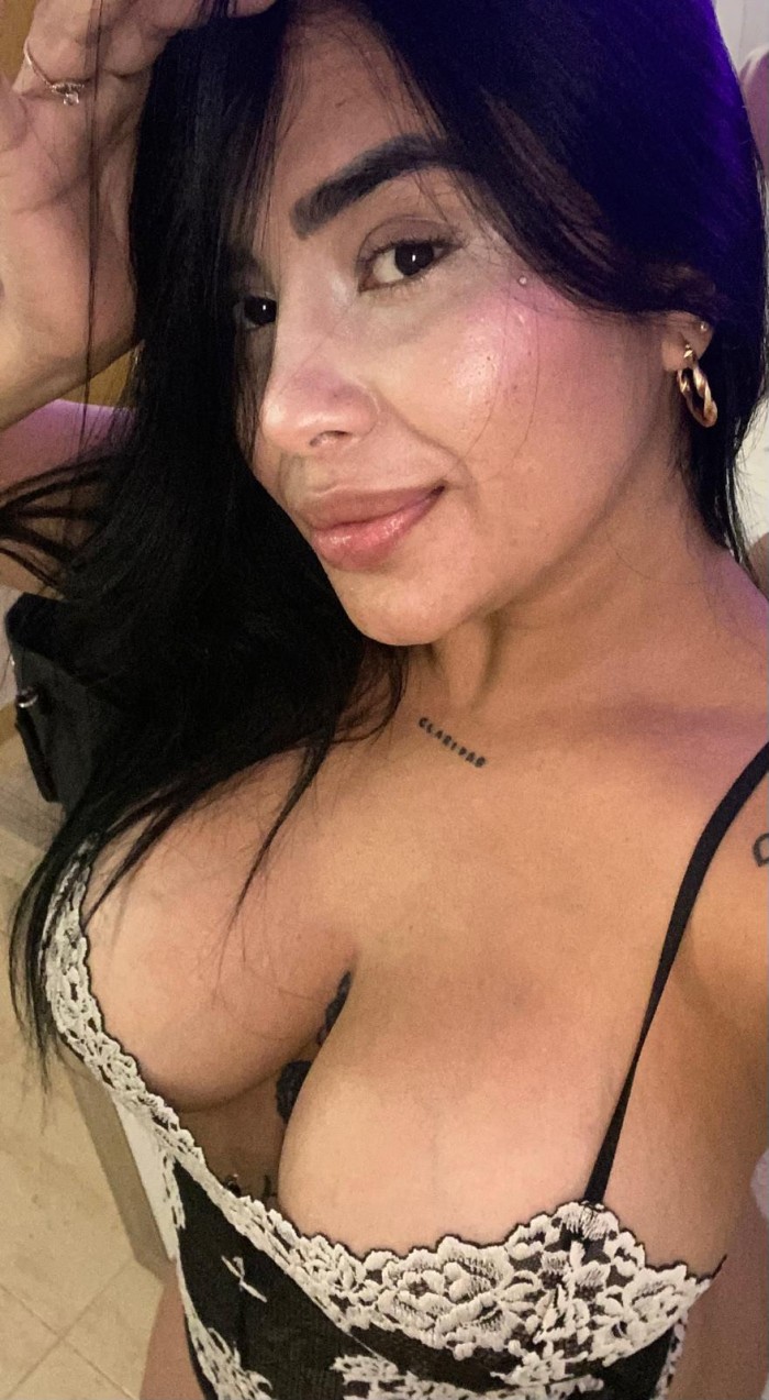 EN ESTEPONA RICA COLOMBIANA MUY SENSUAL