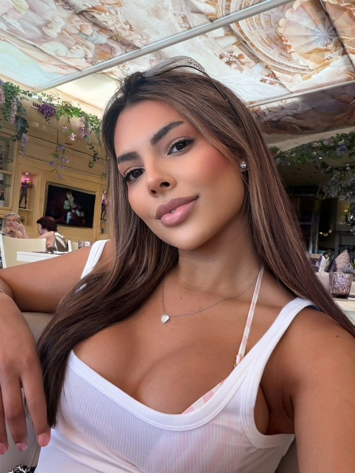 MUJER BRASILEÑA FIESTERA EL MEJOR FRANCES DE LUJO