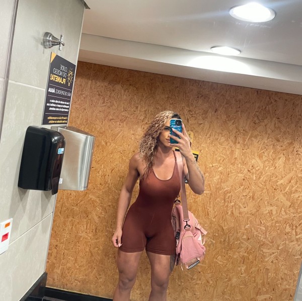 Trans latina muy caliente en( SANTS ) trato de novios sen tabú