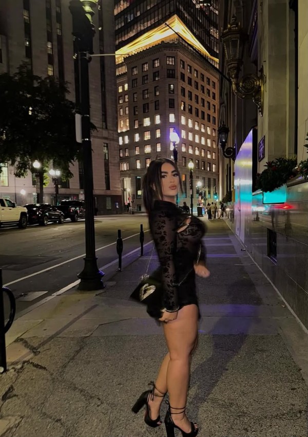 Latina cariñosa y dominante