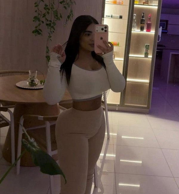 Latina cariñosa y dominante