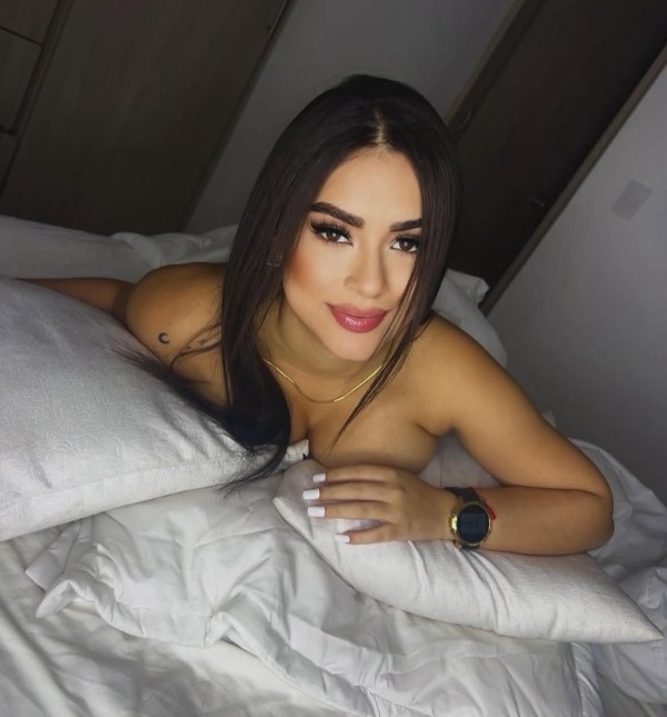Latina cariñosa y dominante