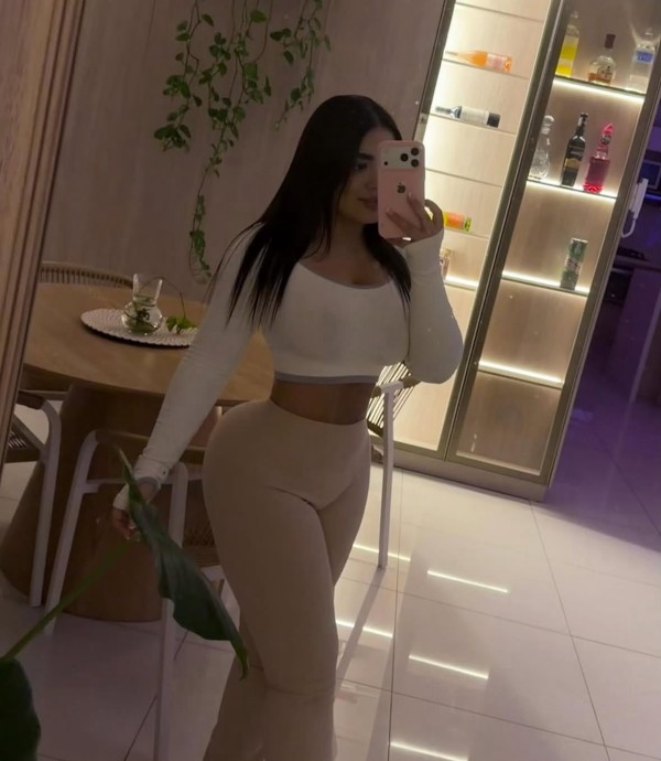 Latina cariñosa y dominante
