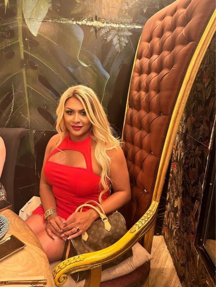 RUBIA TRANS EXPLOSIVA: FIESTERA, LECHERA VERSÁTIL