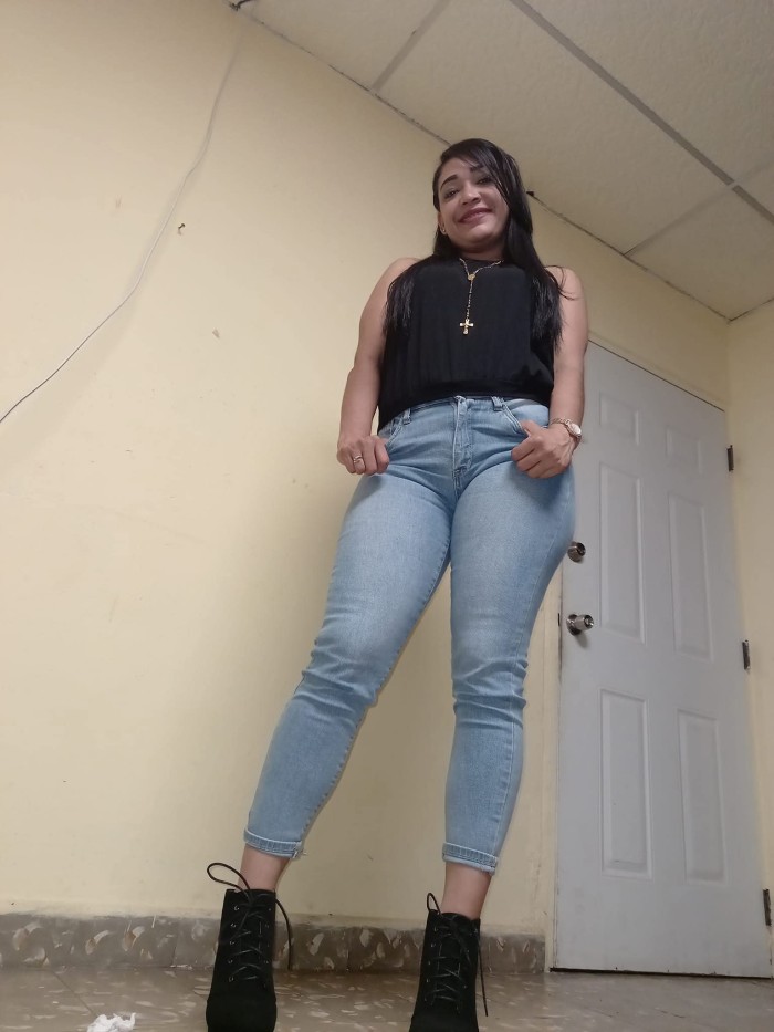 Cachonda, exuberante y totalmente natural