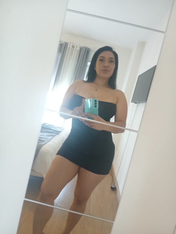 Cachonda, exuberante y totalmente natural
