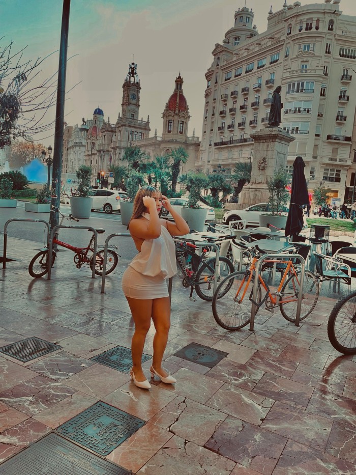 Hola mis amores soy una Chica latina, joven