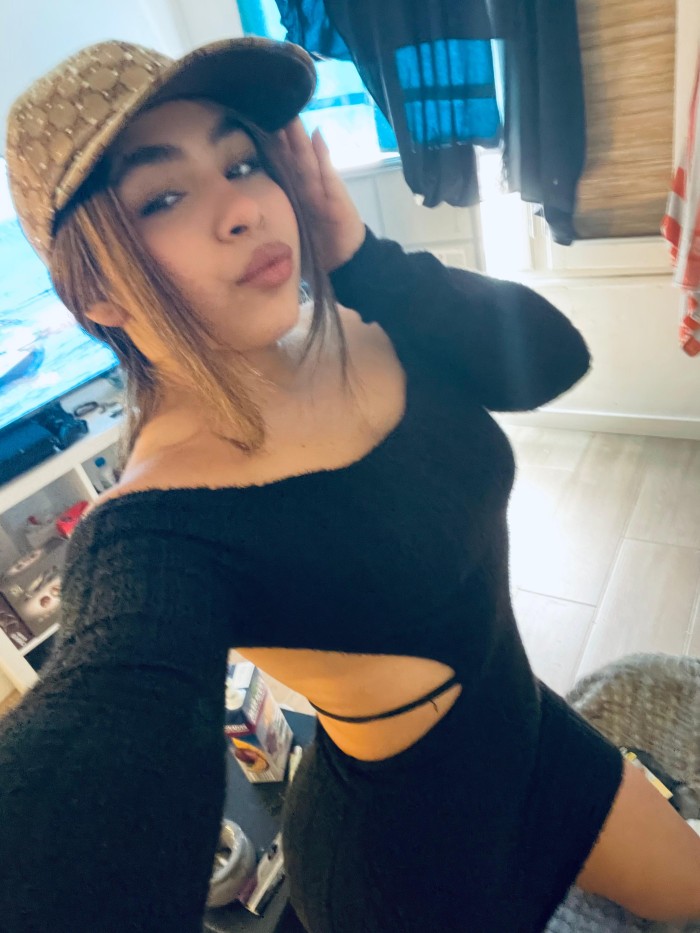 Hola mis amores soy una Chica latina, joven