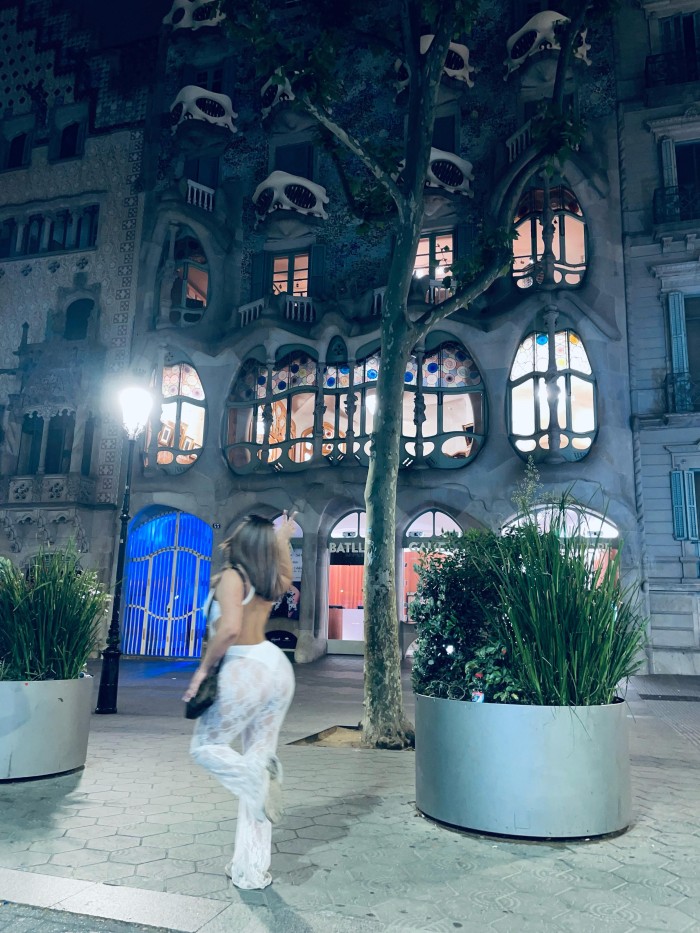 Hola mis amores soy una Chica latina, joven