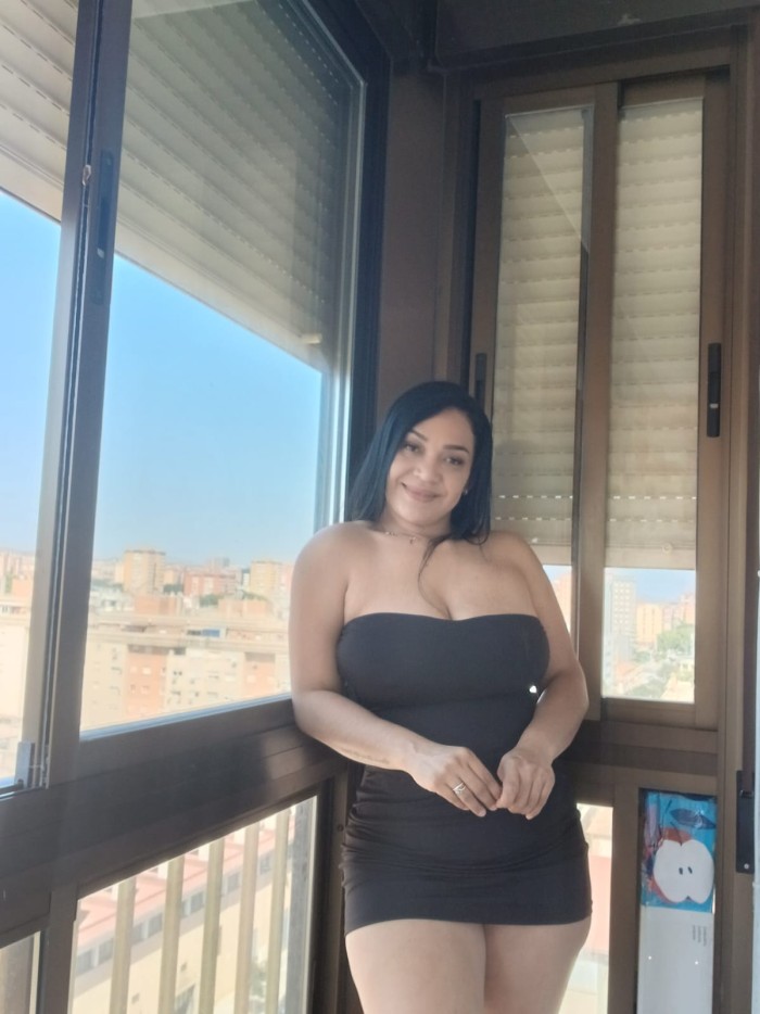 Muy cachonda, voluptuosa y totalmente natural