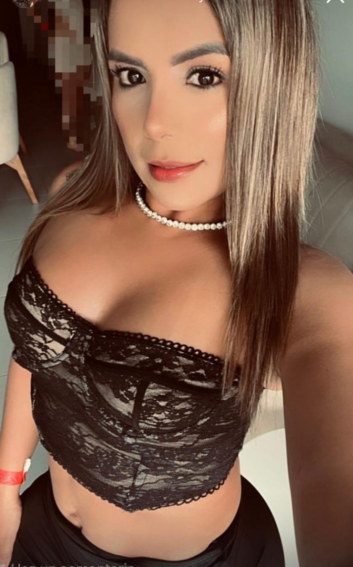 Joven colombiana alegre divertida extrovertida car