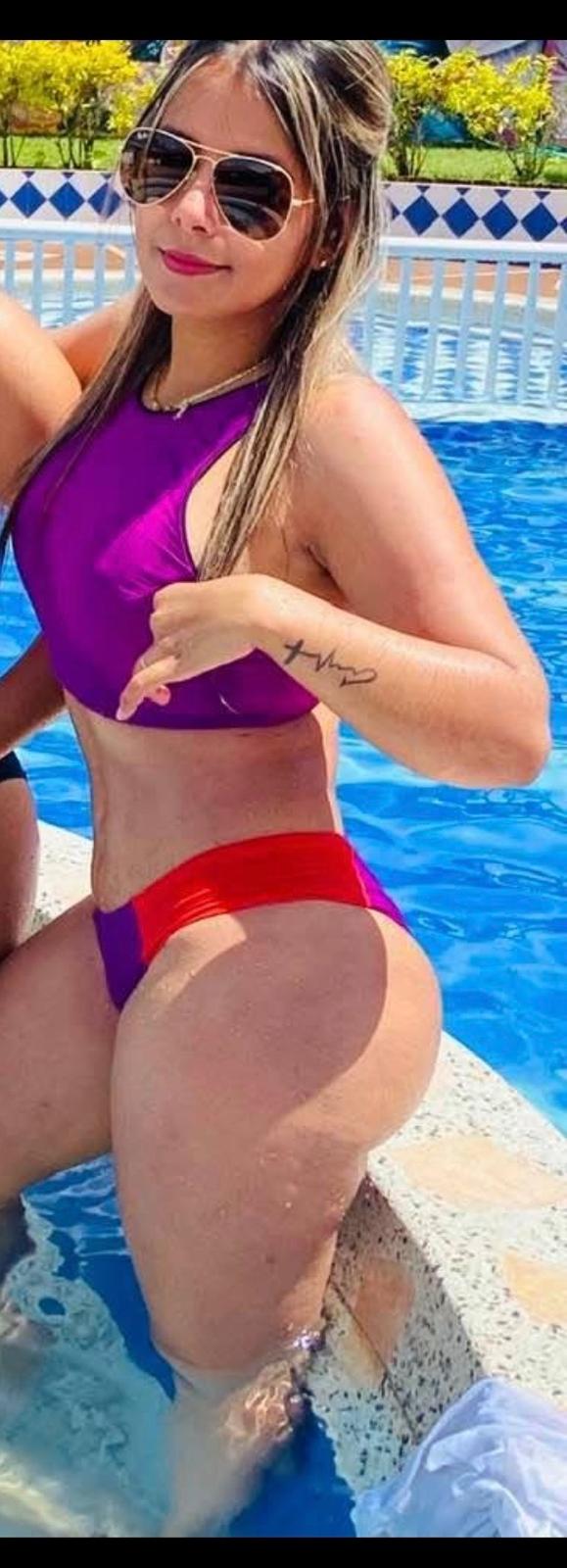 Joven colombiana alegre divertida extrovertida car