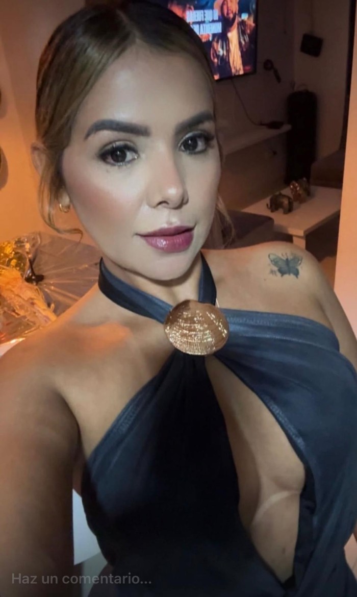 Joven colombiana alegre divertida extrovertida car