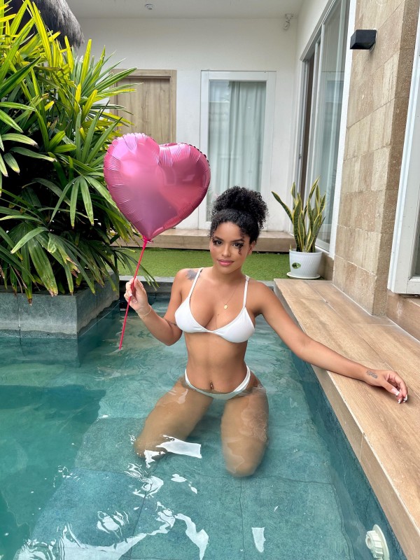 STEPHANY CACHONDA Y SENSUAL VENEZOLANA EN PUERTO BANUS