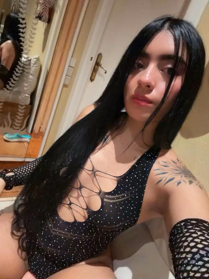 HERMOSAS LATINAS MUY COMPLACIENTES