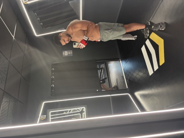 Latino musculoso
