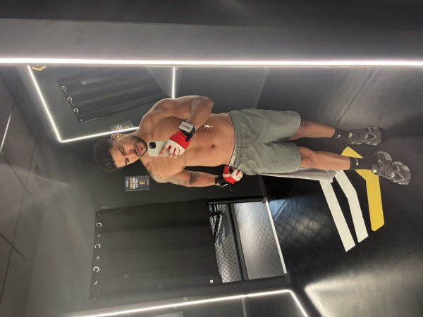 Latino musculoso