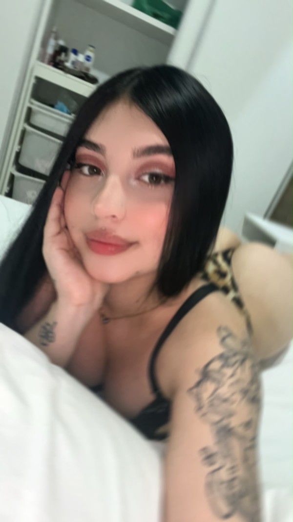 HERMOSA LATINA FIESTERA