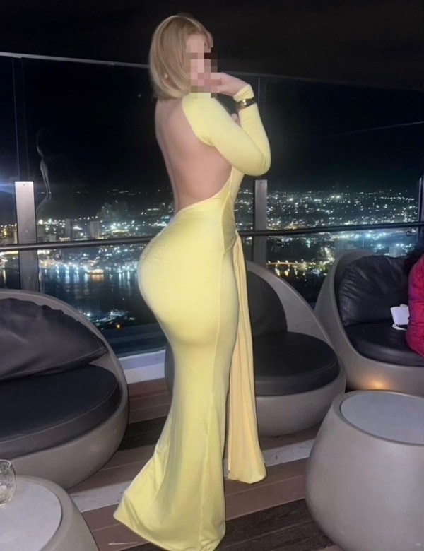 Hermosa rubia super pivon fiestera