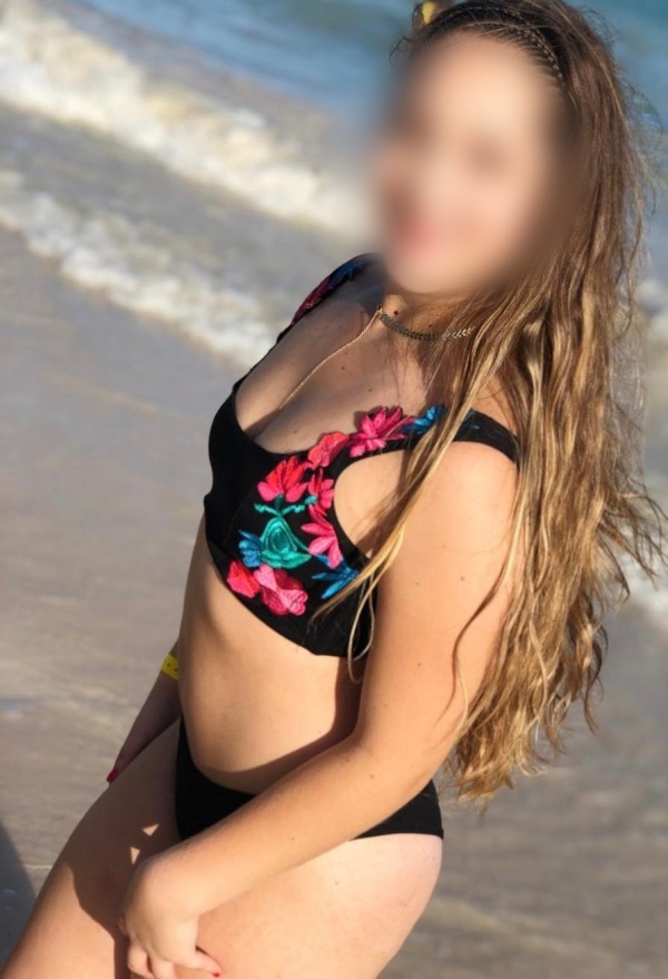 Joven delgada sexi y cachonda