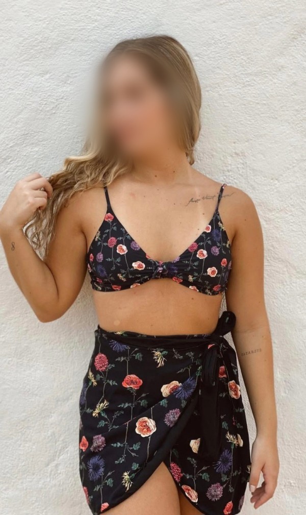 Joven delgada sexi y cachonda