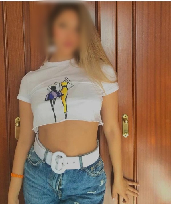 Joven delgada sexi y cachonda