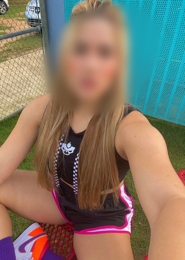 Joven delgada sexi y cachonda