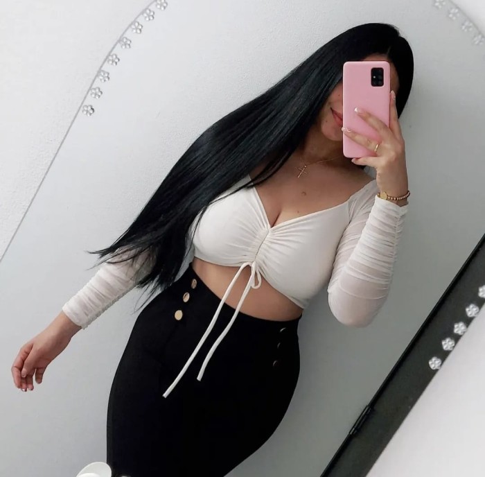 Cachonda complaciente chica joven