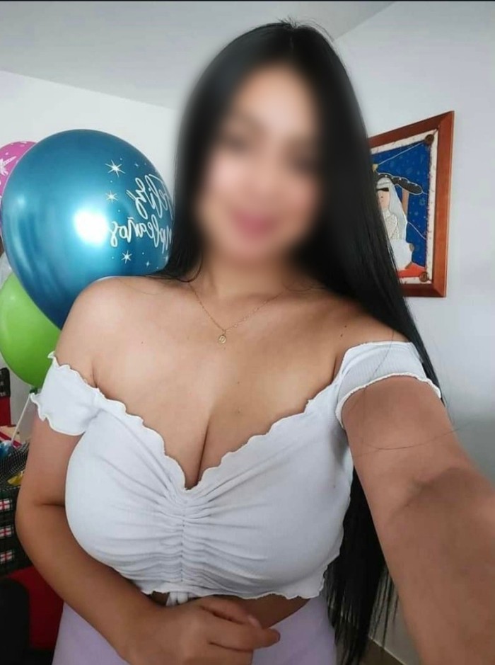 Cachonda complaciente chica joven