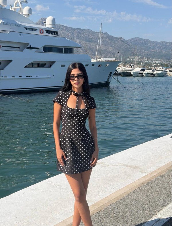 689265390  Luna El placer de una buena compañía Puerto Banús