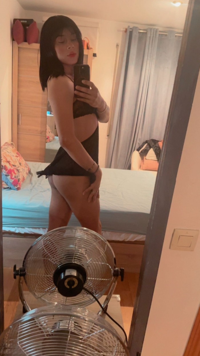 Ariana niñata cachonda
