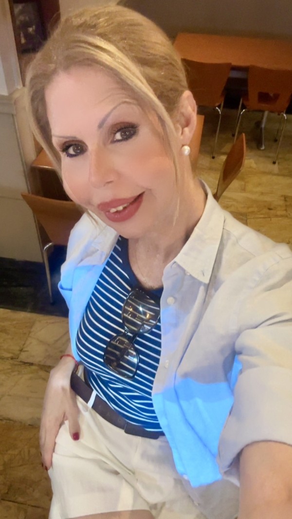 TRANS ELEGANTE VERSÁTIL CON EL TRATO DE NOVIO SIN LÍMITES CACHONDA Y LECHER